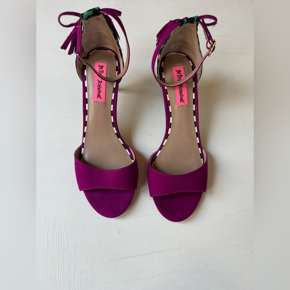 Betsey Johnson RESSY Magenta Heels Bow Back Sz 7.5M EXCELLENT - Picture 5 of 7